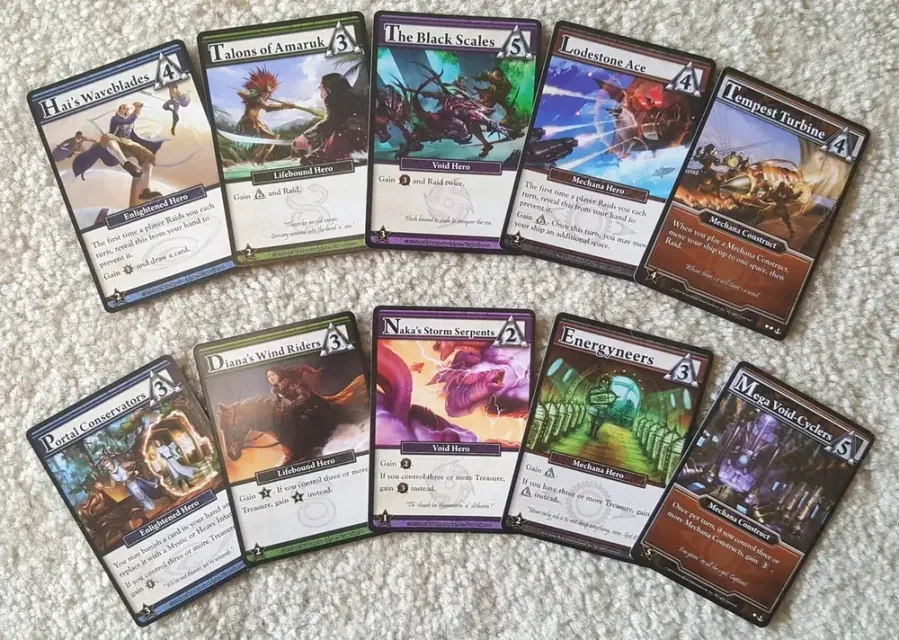 Seis cartas de la fila central con héroes, constructos y monstruos, cada una con su coste y su valor de honor.