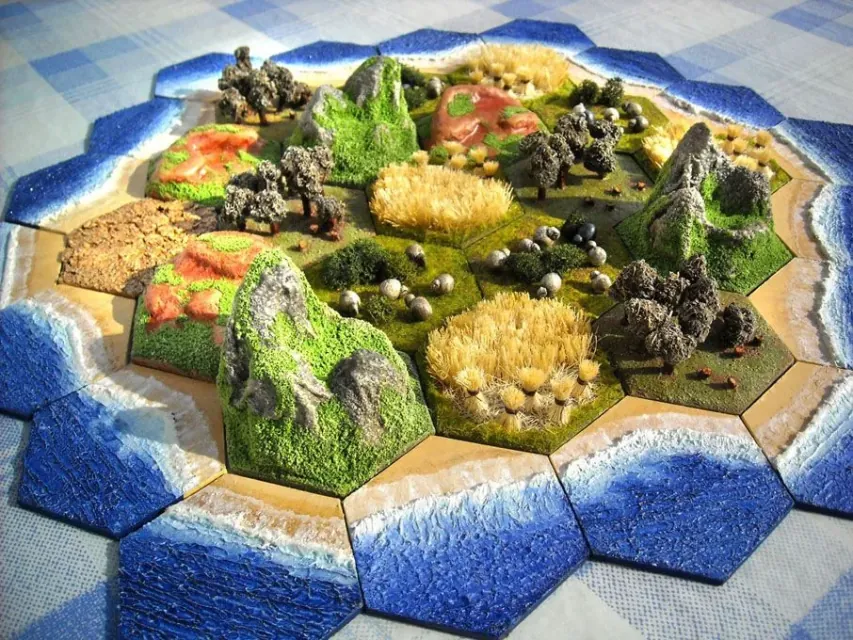 Piezas del juego ordenadas sobre la mesa.