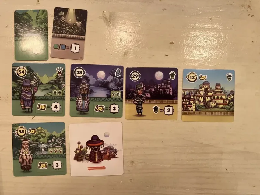 Cartas del juego boca arriba, en abanico y sin taparse.