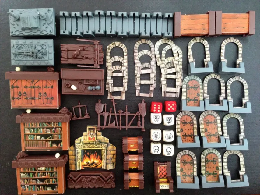 Puertas abiertas y cerradas, muebles de la mazmorra como una chimenea, estanterías y cofres, y los dados de combate con calaveras y escudos.