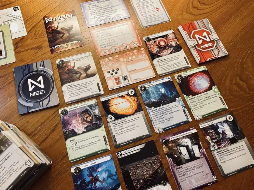 Cartas del juego boca arriba, en abanico y sin taparse.