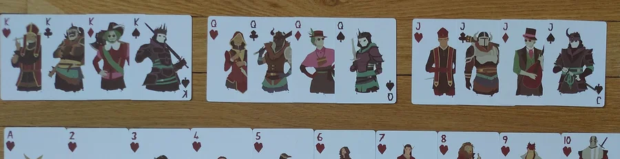 Filas de cartas de Regicide con las cuatro jotas, las cuatro reinas y los cuatro reyes, cada uno con su ilustración de personaje.