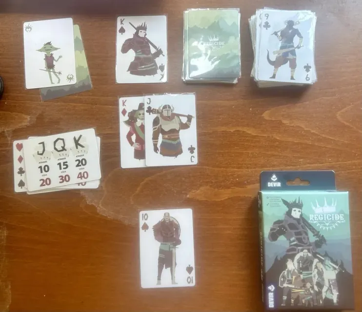 Cartas del juego boca arriba, en abanico y sin taparse.
